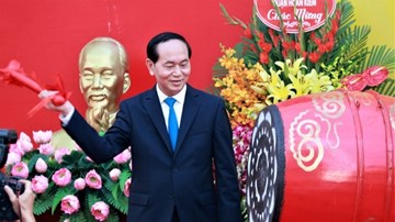 Chủ tịch nước Trần Đại Quang dự lễ khai giảng ở Trường Trưng Vương