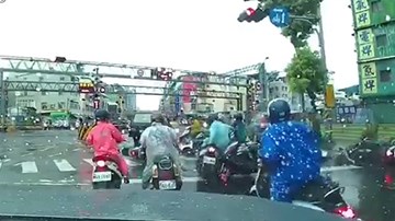 Kinh hãi ô tô 'điên' húc văng hàng loạt xe máy dừng chờ tàu