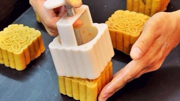 Mục sở thị quá trình làm bánh trung thu siêu đắt, giá vài triệu đồng