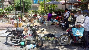 Nổ lớn khi bơm bóng bay, một phụ nữ bị hất văng nhiều mét