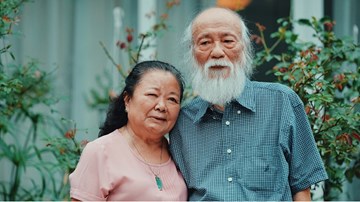 Chuyện tình nắm tay nhau đi qua 60 mùa khai giảng