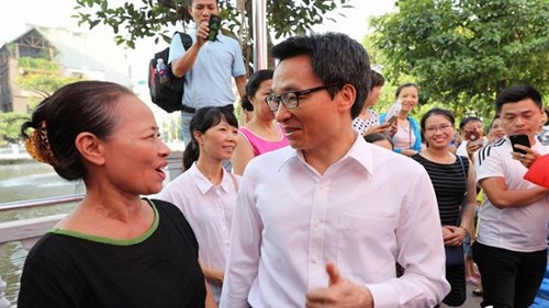 Phó Thủ tướng Vũ Đức Đam vui vẻ chụp ảnh với phụ huynh ngày khai trường