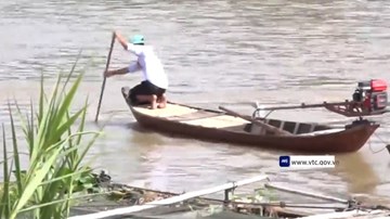 Cậu học sinh tự chèo xuồng vượt gần 5km đường sông đi học