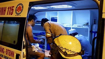 1 người chết trong ngôi cháy nhà dữ dội giữa đêm, 7 người thoát nạn