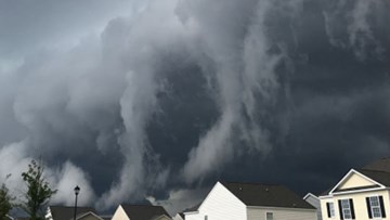 Đám mây khổng lồ che phủ bầu trời như ngày tận thế