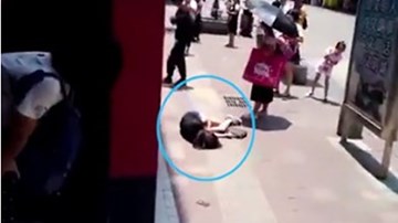 Thiếu niên gây sốc vì liên tục đạp vào bạn gái ở giữa phố