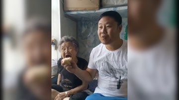 Cặp đôi bà cháu thi 