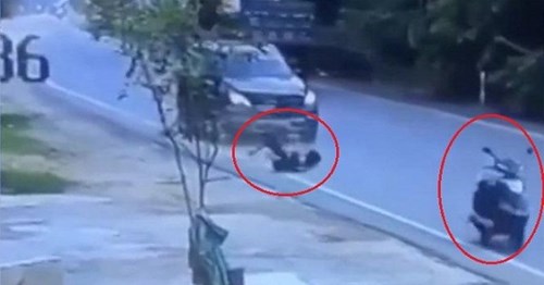 Xe máy tự phóng vọt đi sau tai nạn, bỏ mặc nữ chủ nhân trên đường