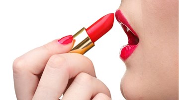 Nguy hại tiềm ẩn khi sử dụng son môi thường xuyên