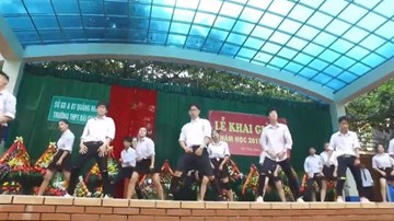 Học sinh trường THPT Bãi Cháy khoe vũ đạo nóng bỏng trong lễ khai giảng
