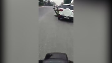 Ô tô nhấn ga lạng lách, chiến sĩ công an ngã ra đường và may mắn thoát nạn