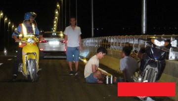 Vô tư ngồi nhậu trên cây cầu vượt biển dài nhất Việt Nam