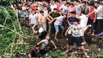Clip hàng trăm người dân vây bắt 2 thanh niên nghi trộm chó