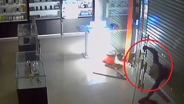 Trộm cắt cửa, đột nhập vào cửa hàng 
