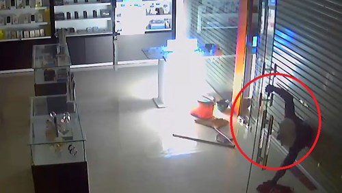 Trộm cắt cửa, đột nhập vào cửa hàng 