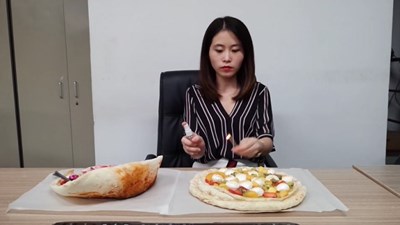 Thánh ăn tái xuất với phát minh mới: nướng bánh pizza bằng bóng đèn