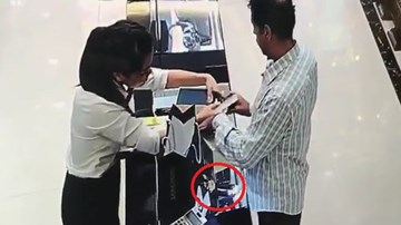 Clip khách ngoại quốc bị tố trộm đồng hồ trị giá gần 240 triệu đồng