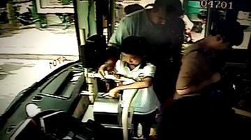 Bố cắm mặt vào điện thoại, bỏ quên con nhỏ trên xe buýt