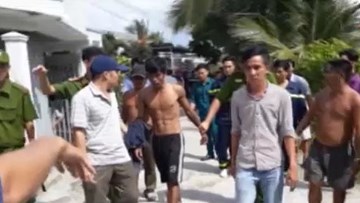 Thanh niên lên nóc nhà nhảy múa, ném gạch đá