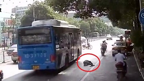 Người đi đường dửng dưng bỏ mặc cụ ông ngã quỵ trên phố đông