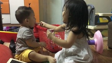 Bé gái hơn 2 tuổi giúp bố mẹ chăm em trai cực dễ thương