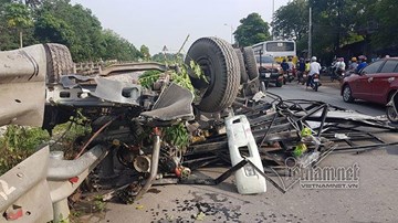 Bị tàu hỏa đâm trực diện, xe tải nát bét, trơ khung ở Hà Nội