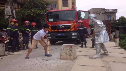 Bất cập khi dựng cọc bê tông giữa đường