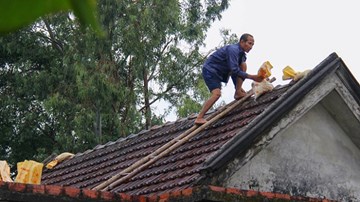 Người miền Trung căng mình chống bão