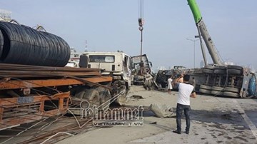 Đâm xe tải, xe bồn lật ngang trên đường vành đai 3
