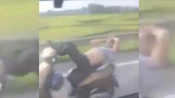 Nam thanh niên “nằm” trên yên xe lao vun vút trên cao tốc