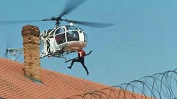 Vợ học lái trực thăng, giúp chồng vượt ngục ly kỳ như phim