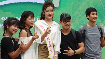 Mang giày cao gót, Á hậu Huyền My vui vẻ nhảy flashmob cùng sinh viên