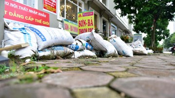 Hà Nội: Người dân hối hả “đắp đê” trước cửa nhà phòng mưa ngập sau bão