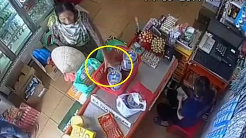 'Nữ quái' chuyên mang nón lá, bao tải đi ăn trộm tái xuất ở cửa hàng sữa