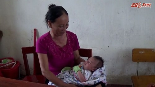 Bé trai được 20 ngày tuổi phải cùng mẹ đi tránh bão ở Hà Tĩnh