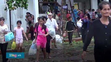 Dân bỏ nơi trú ẩn về nhà khi bão số 10 còn hoành hành