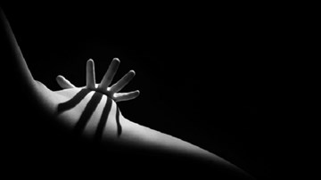 Xôn xao triển lãm ảnh khỏa thân đầu tiên tại Việt Nam