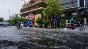 Nhiều tuyến phố ở Thanh Hóa thành sông sau mưa lớn
