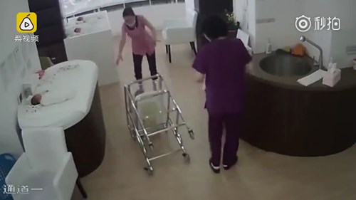 Y tá đẩy xe bị đổ bé sơ sinh rơi mạnh xuống đất khiến dư luận phẫn nộ