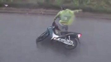 GIó bão số 10 quật ngã nam thanh niên đi xe máy trong nháy mắt