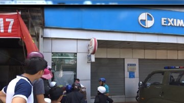 Táo tợn cạy phá trụ ATM bất chấp camera an ninh