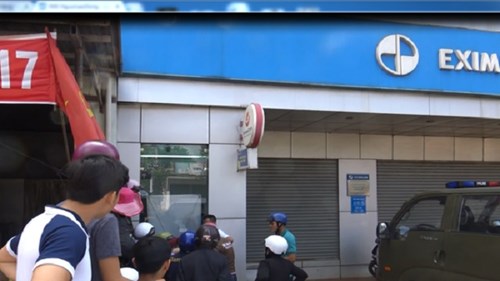 Táo tợn cạy phá trụ ATM bất chấp camera an ninh