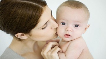 Vì nụ hôn đầu đời của mẹ, bé gái tật nguyền suốt đời