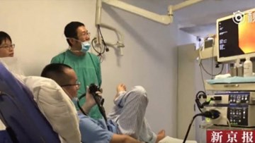 Bác sĩ tự nội soi đại tràng chính mình để hiểu nỗi đau của bệnh nhân