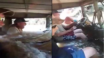 Nước ngập tới vô lăng, xe bán tải vẫn lao băng băng như tàu ngầm