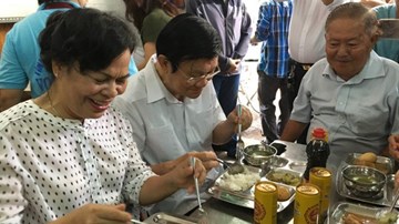 Vợ chồng nguyên Chủ tịch nước ăn cơm 2.000 đồng cùng người nghèo