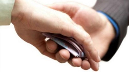 Bộ trưởng y tế cải trang 'vi hành', xử lý y tá vòi tiền bệnh nhân