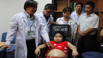 Mắc bệnh lạ, bé gái tăng cân liên tục