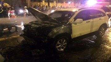 Ôtô CRV bốc cháy khi kéo lê xe máy sau tai nạn