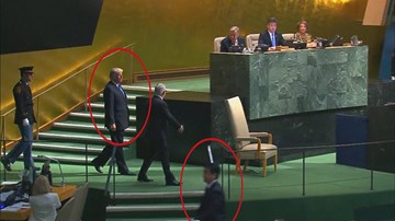 Khoảnh khắc đại sứ Triều Tiên quyết 'không nhìn mặt' Tổng thống Trump